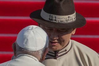 Le président de la Mongolie, Ukhnaa Khurelsukh, a reçu le pape sur l'immense place Sukhbaatar.